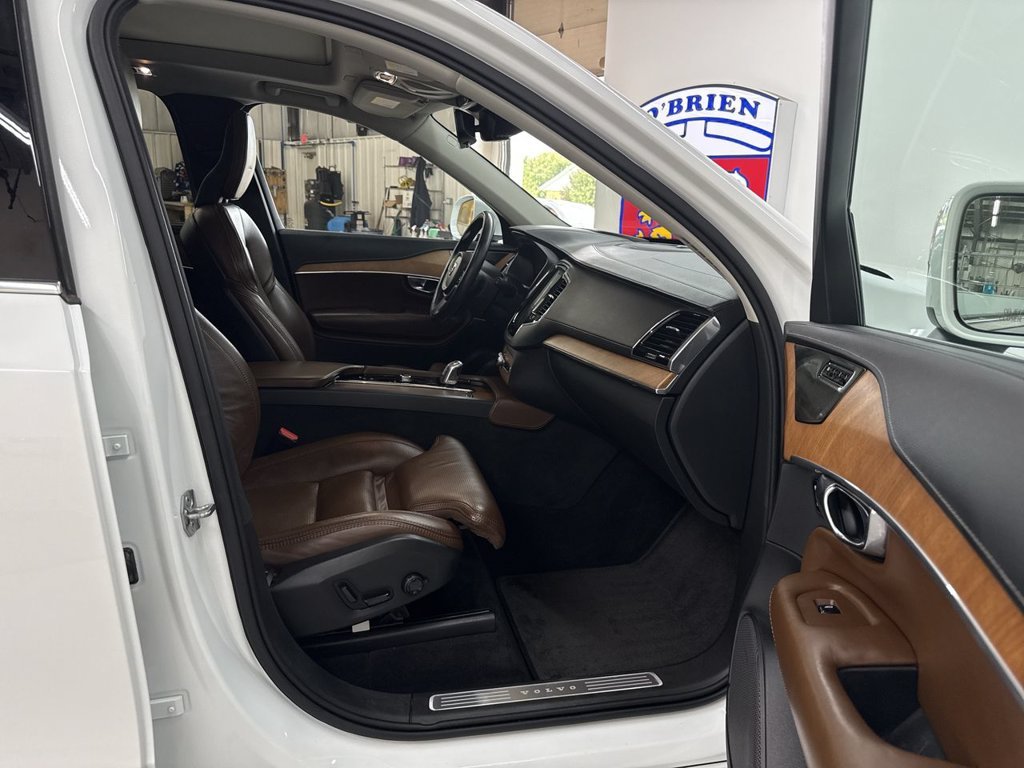 Used 2019 Crystal White Pearl Volvo T8 Inscription image 18