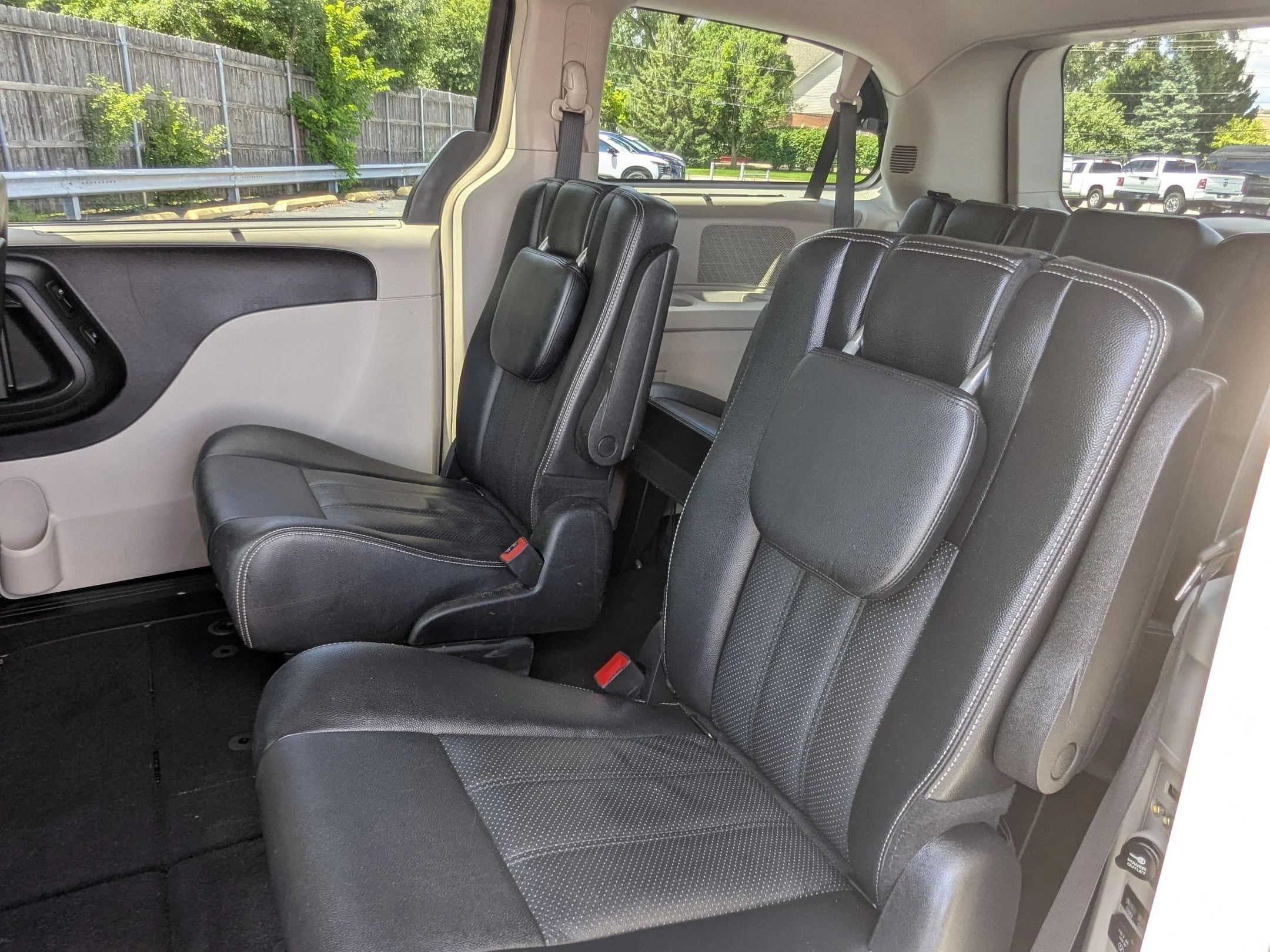Used 2015 Brilliant Black Crystal Pearlcoat Chrysler Touring-L image 23