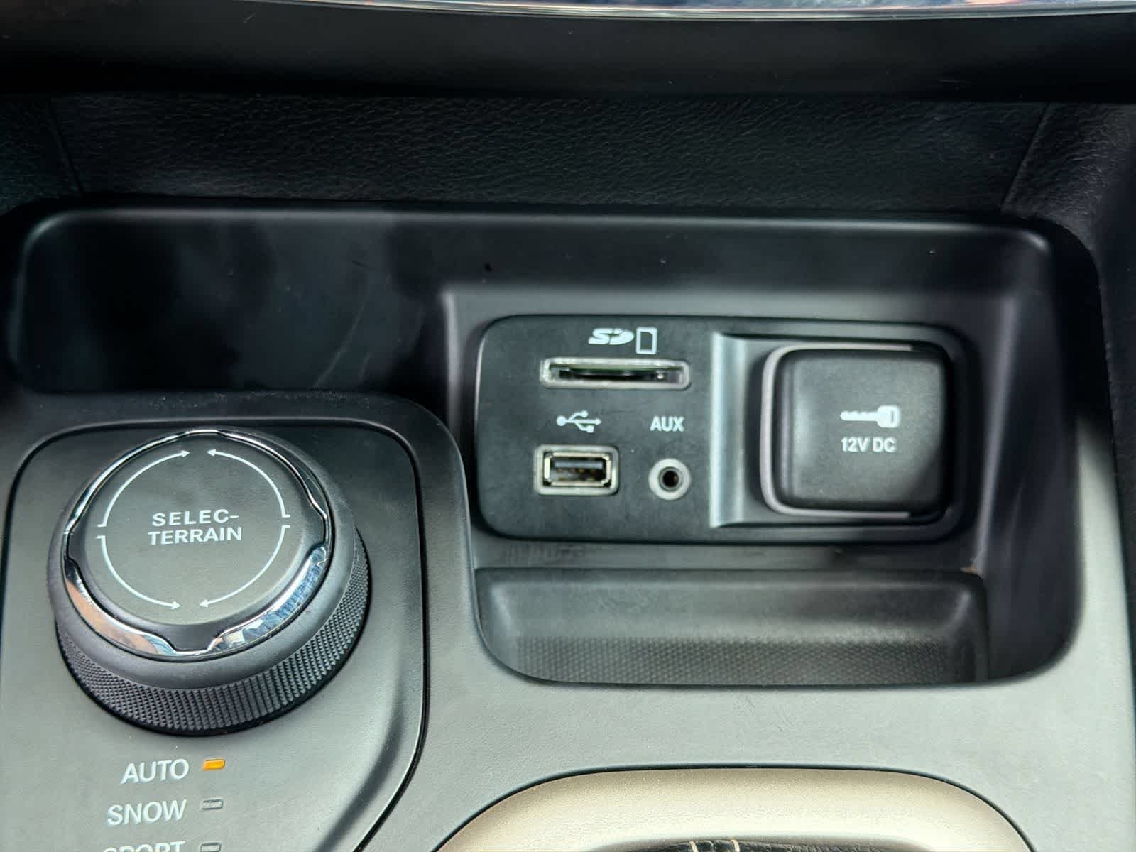 Used 2015 Deep Cherry Red Crystal Pearlcoat Jeep Latitude image 31