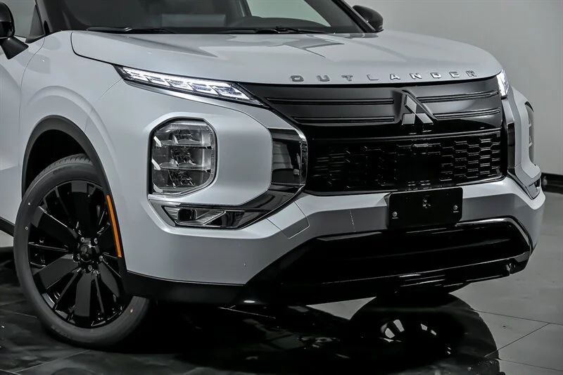 New 2026 White Diamond Mitsubishi LE image 2