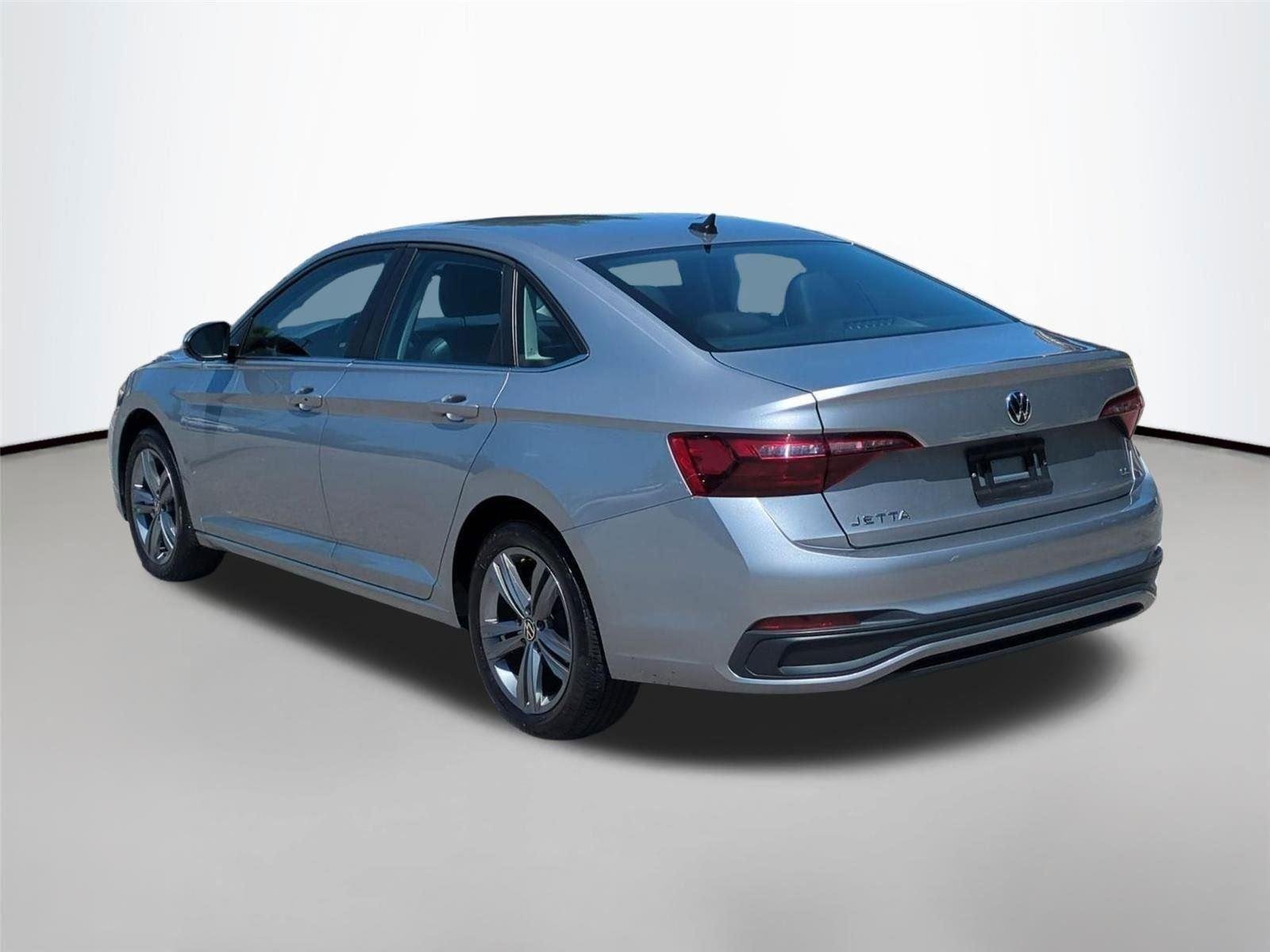 Used 2023  Volkswagen SE image 3