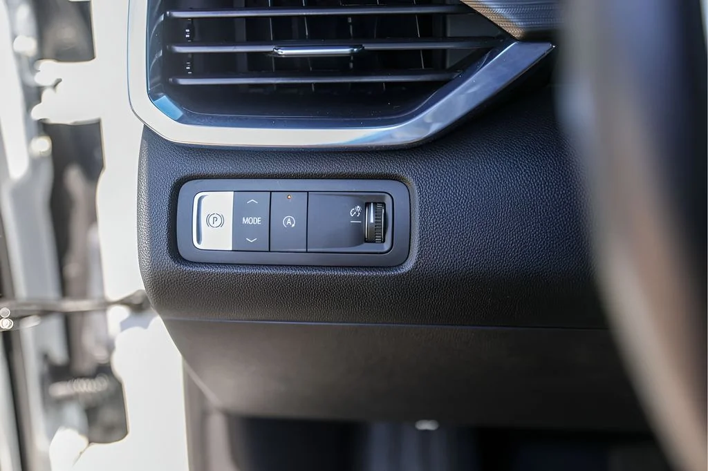 Used 2025 White GMC Elevation image 18
