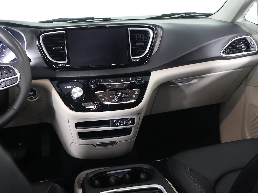 Used 2024 Silver Mist Clearcoat Chrysler Touring L image 37