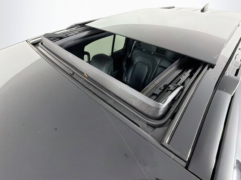 Certified Used 2023 Black Land Rover X-Dynamic SE image 23
