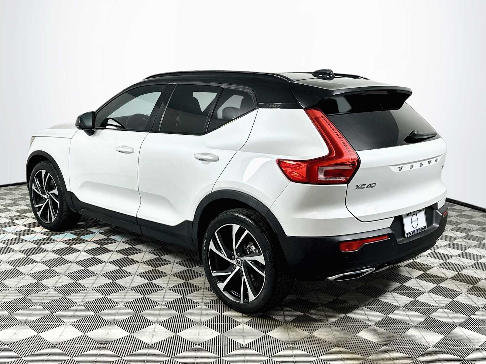 Used 2020 CRYSTAL WHITE MET Volvo R-Design image 5
