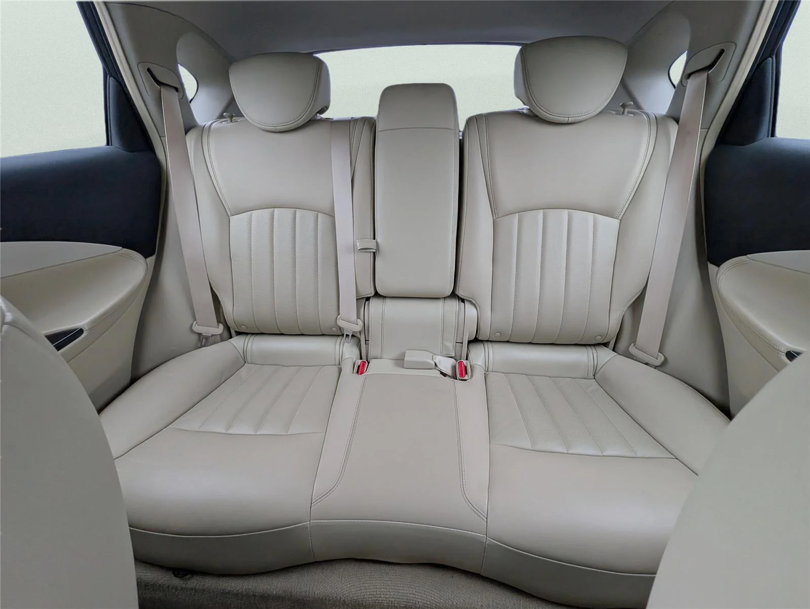 Used 2017 Majestic White INFINITI RWD image 12