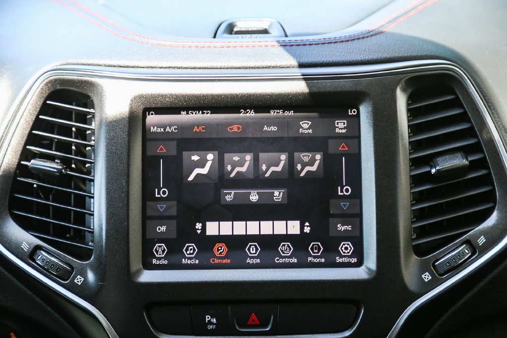 Used 2019 Crystal Metallic Jeep Trailhawk image 14