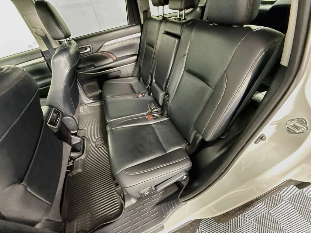 Used 2019 Blizzard Pearl Toyota XLE image 26