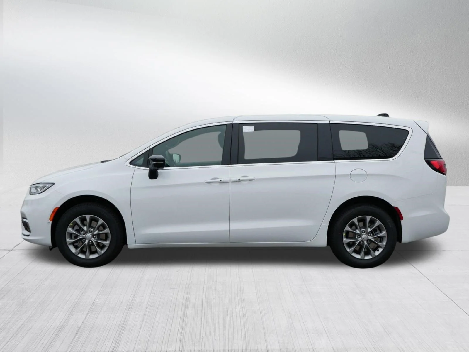 New 2026 Bright White Clear-Coat Exterior Paint Chrysler Limited image 4
