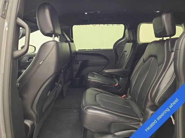 Used 2025 Ceramic Gray Clearcoat Chrysler Select image 18