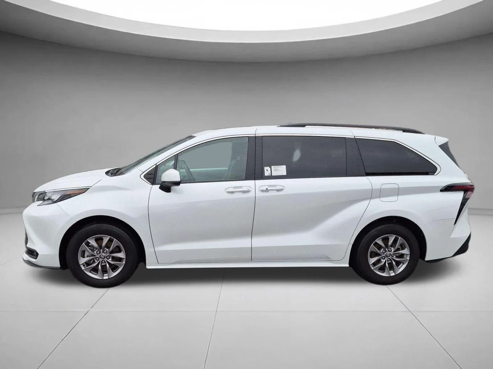 Used 2025 Wind Chill Pearl Toyota XLE image 2