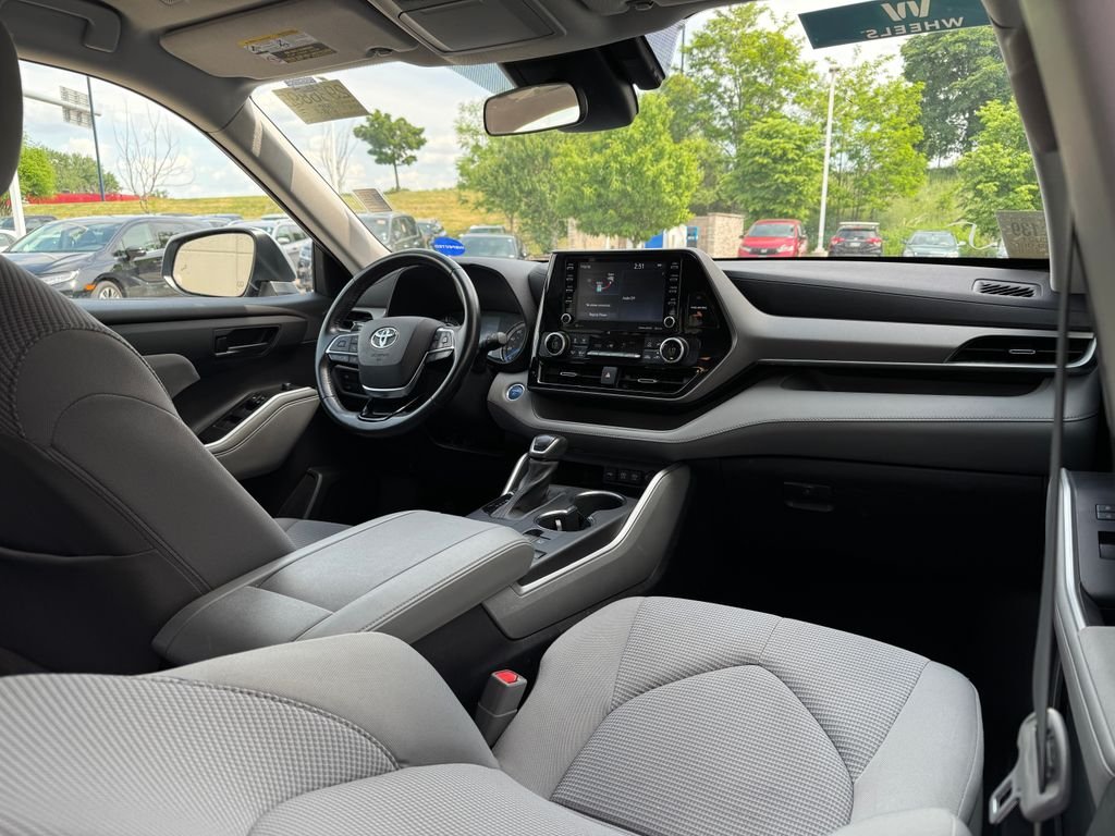 2021 Toyota Highlander LE - Photo 10