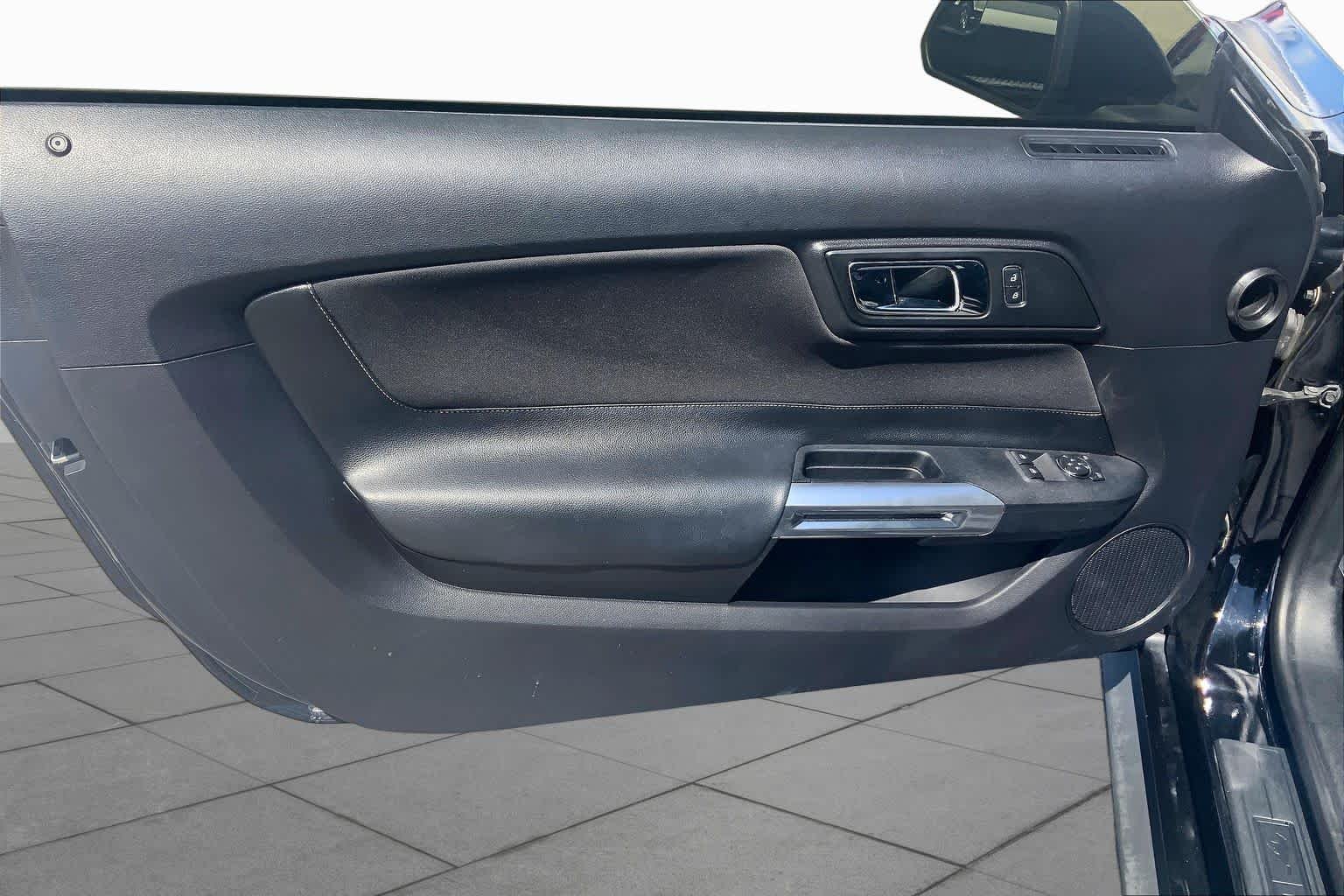 Used 2015 Black Ford V6 image 21