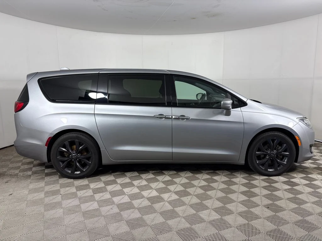 Used 2018 Silver Chrysler Touring Plus image 3