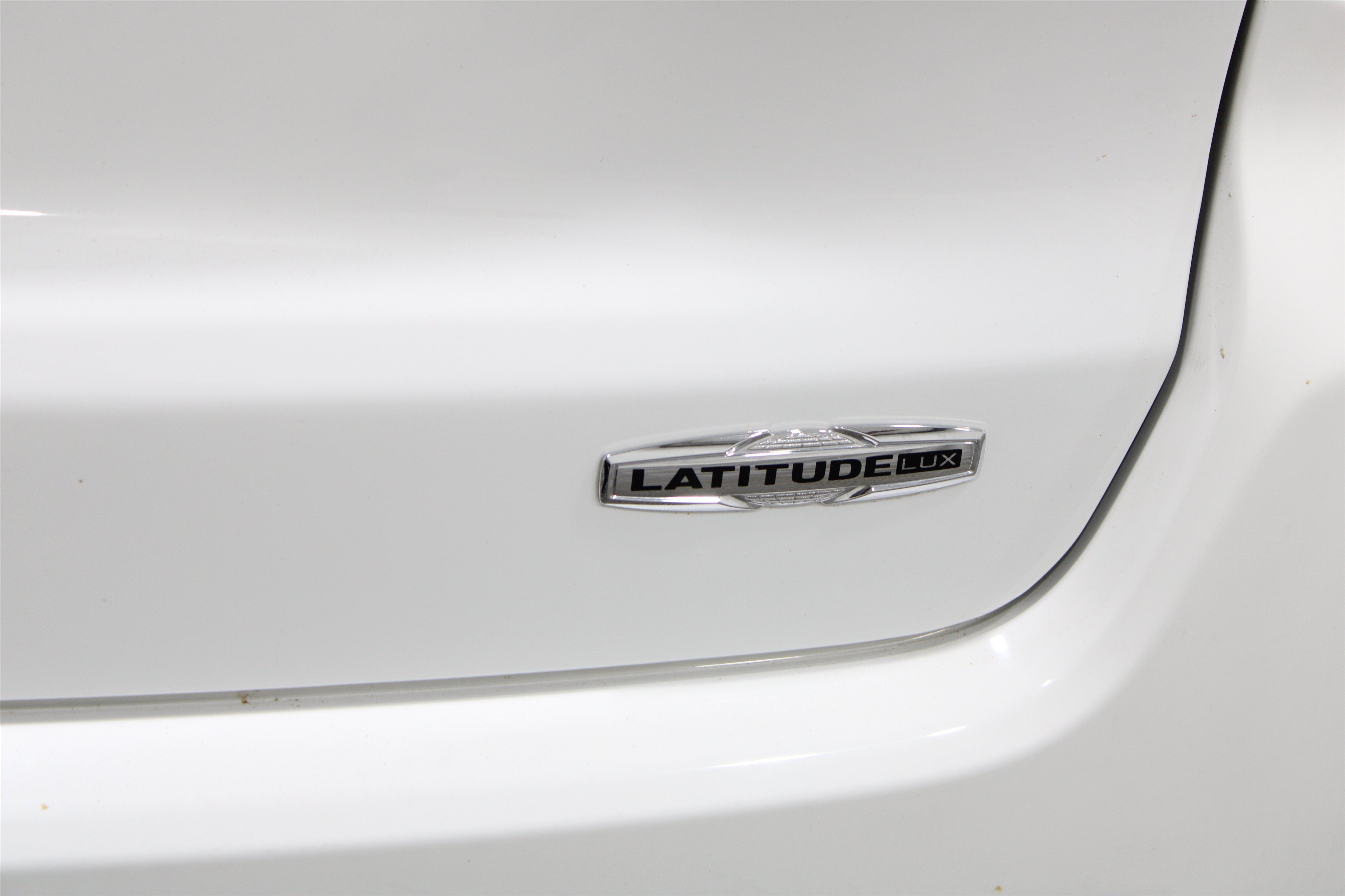 Used 2022 Bright White Clearcoat Jeep Latitude Lux 4x4 image 31