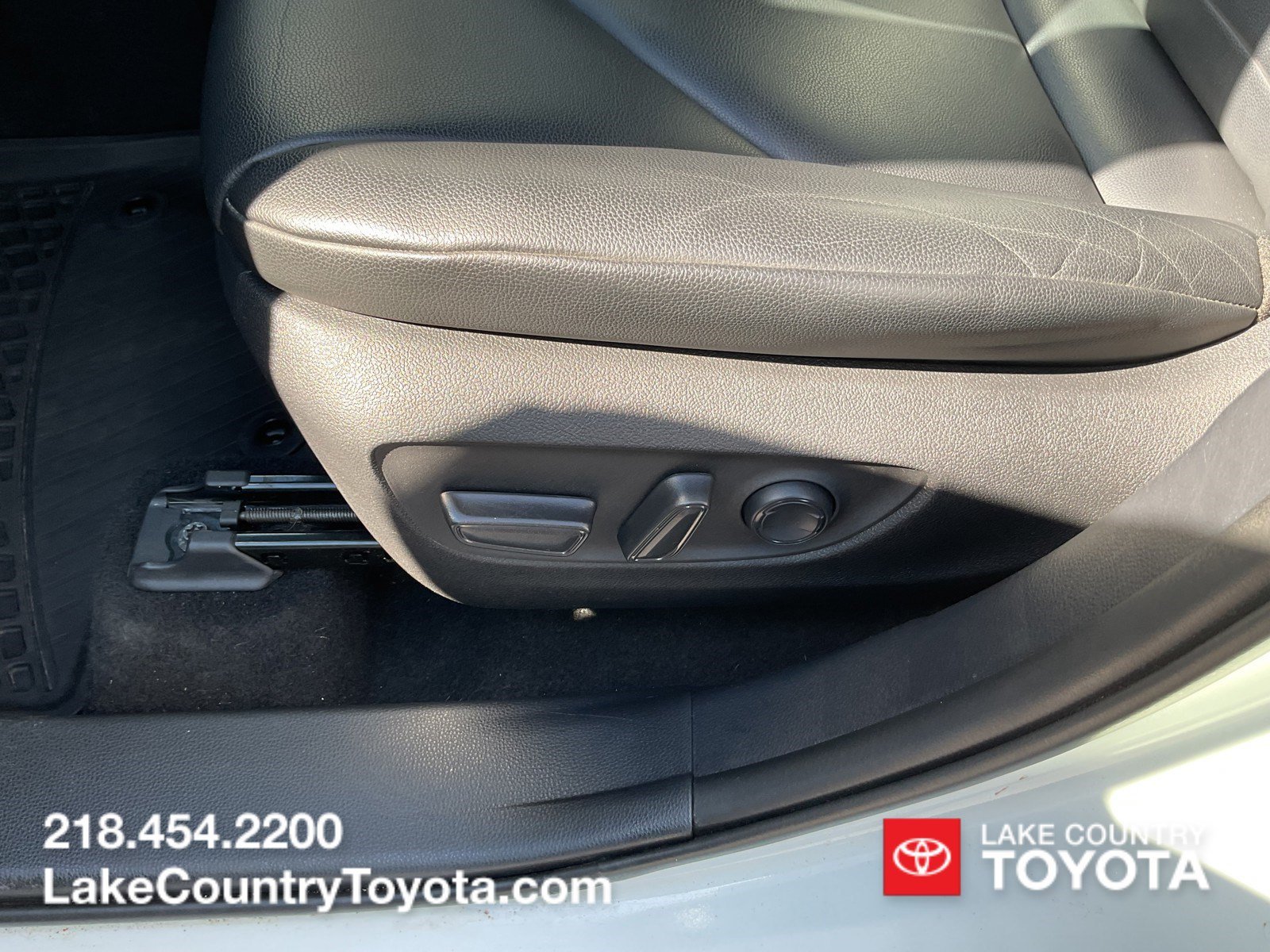 Used 2020 Blizzard Pearl Toyota XLE image 25