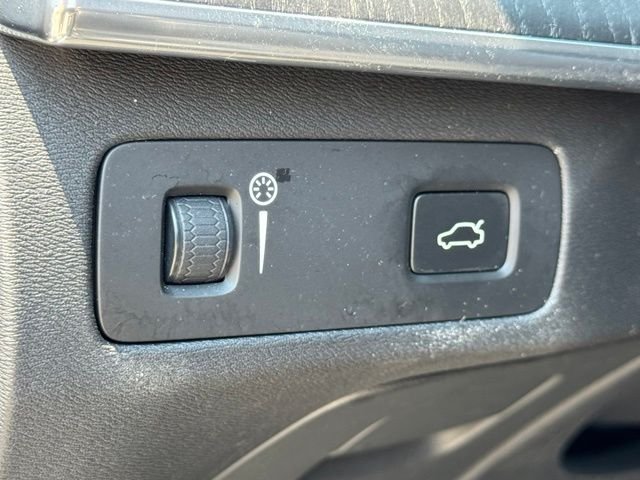 Used 2020 Black Volvo T6 Momentum image 25