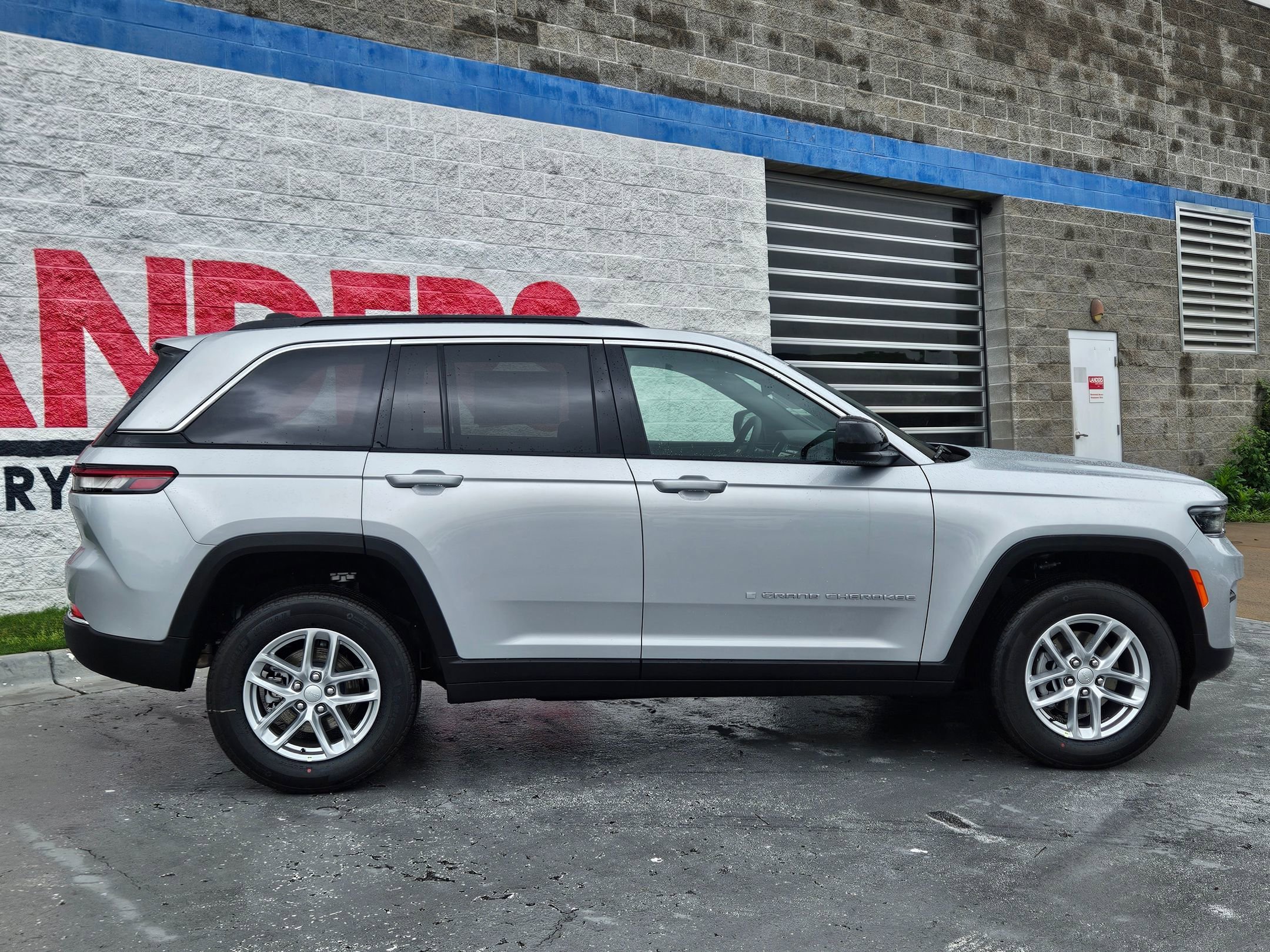 New 2026 Silver Zynith Exterior Paint Jeep Laredo image 8