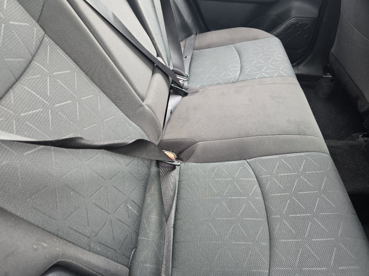 2025 Toyota RAV4 XLE - Photo 13