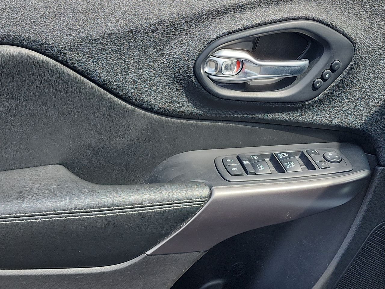 Used 2019 Bright White Clearcoat Jeep Limited image 13