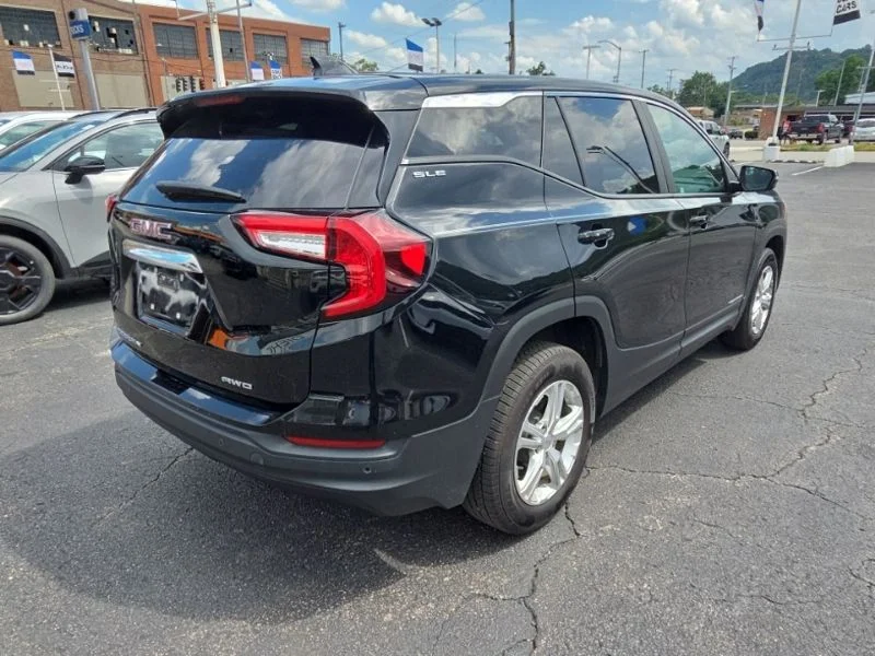 Used 2022 Ebony Twilight Metallic GMC SLE image 7