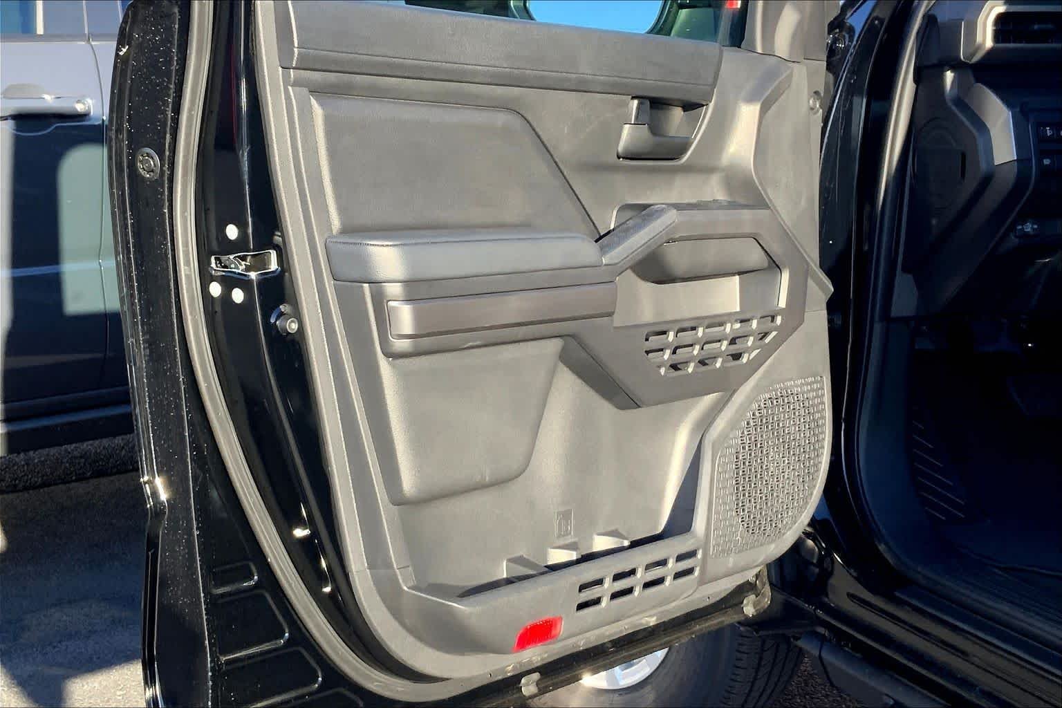 2025 Toyota Tacoma SR5 - Photo 10