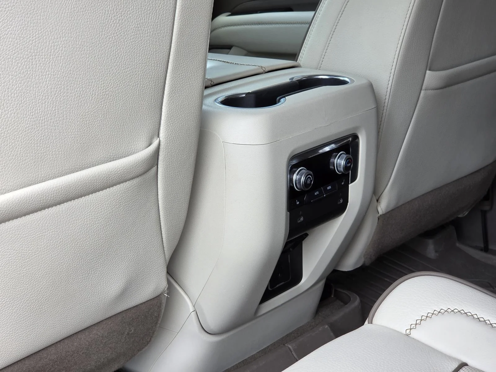 Used 2022 White Frost Tricoat GMC Denali image 35