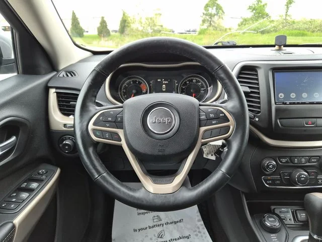 Used 2017 Silver Jeep Latitude image 19