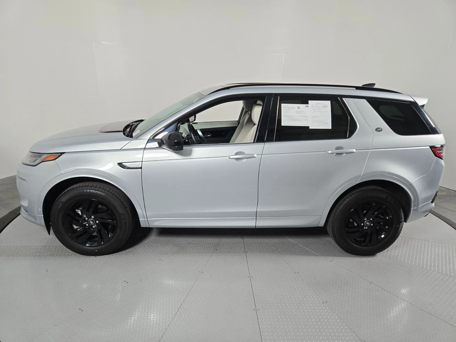 Used 2025 Hakuba Silver Metallic Land Rover S image 33