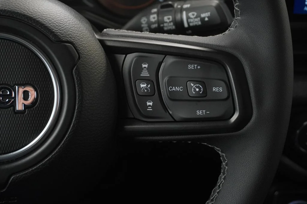 Used 2026  Jeep Sport image 37