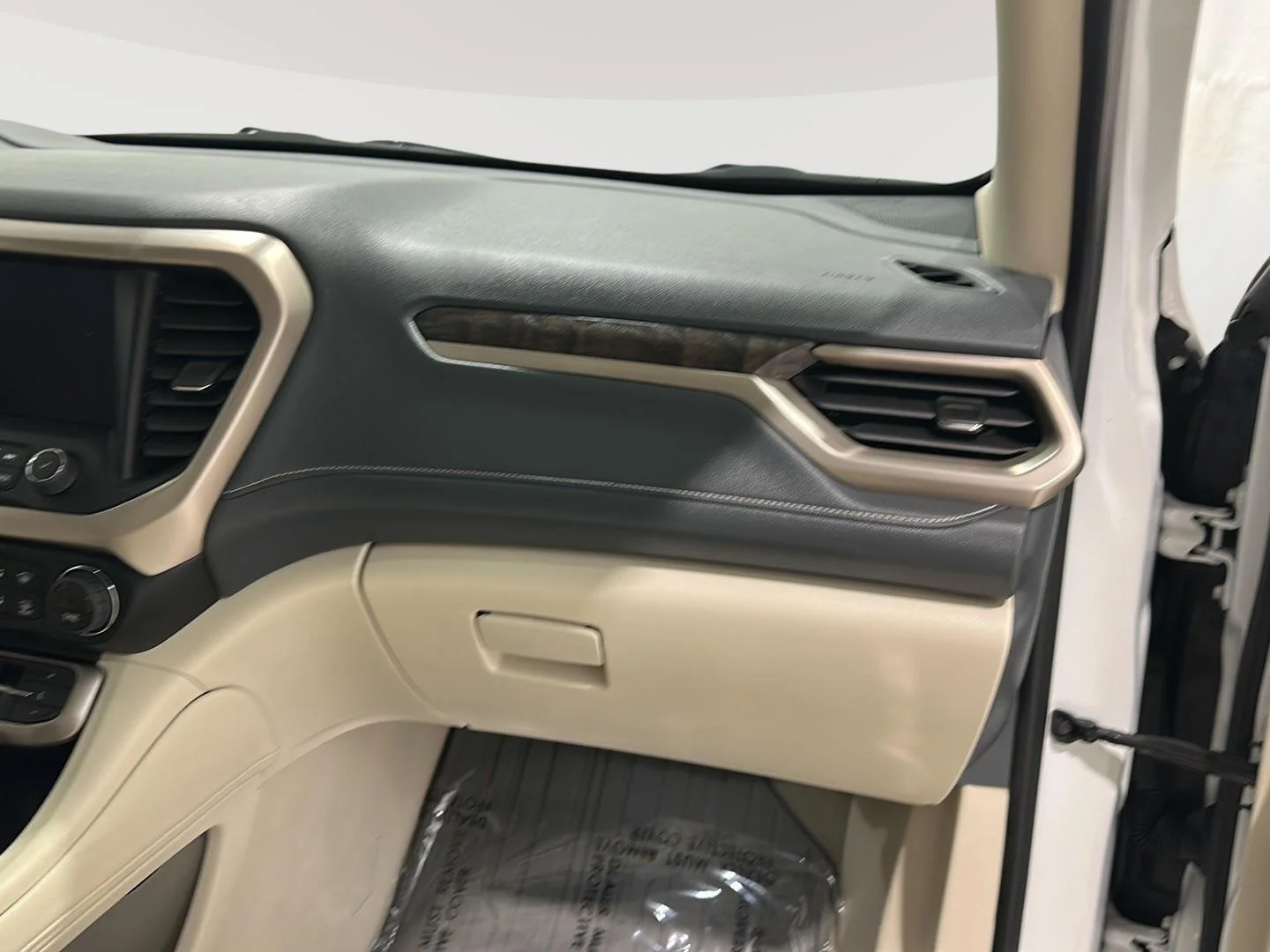 Used 2023 White Frost Tricoat GMC Denali image 29