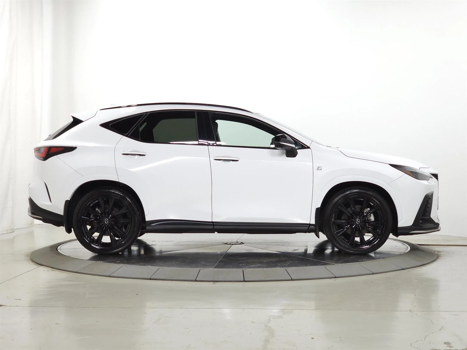 Certified Used 2024 Ultra White 083 Lexus F SPORT Handling image 12