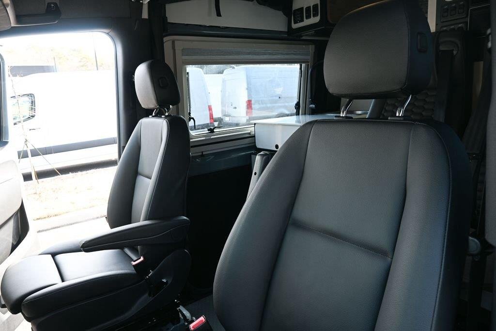 Used 2025 Blue Grey Tiffin  image 7