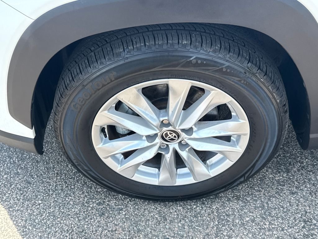 Used 2023 Off-white Toyota LE image 39