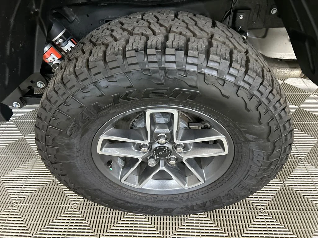Used 2025 Green Jeep Mojave image 11