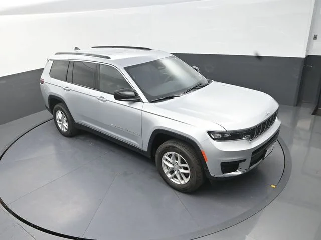 Used 2025 Silver Jeep Laredo image 11
