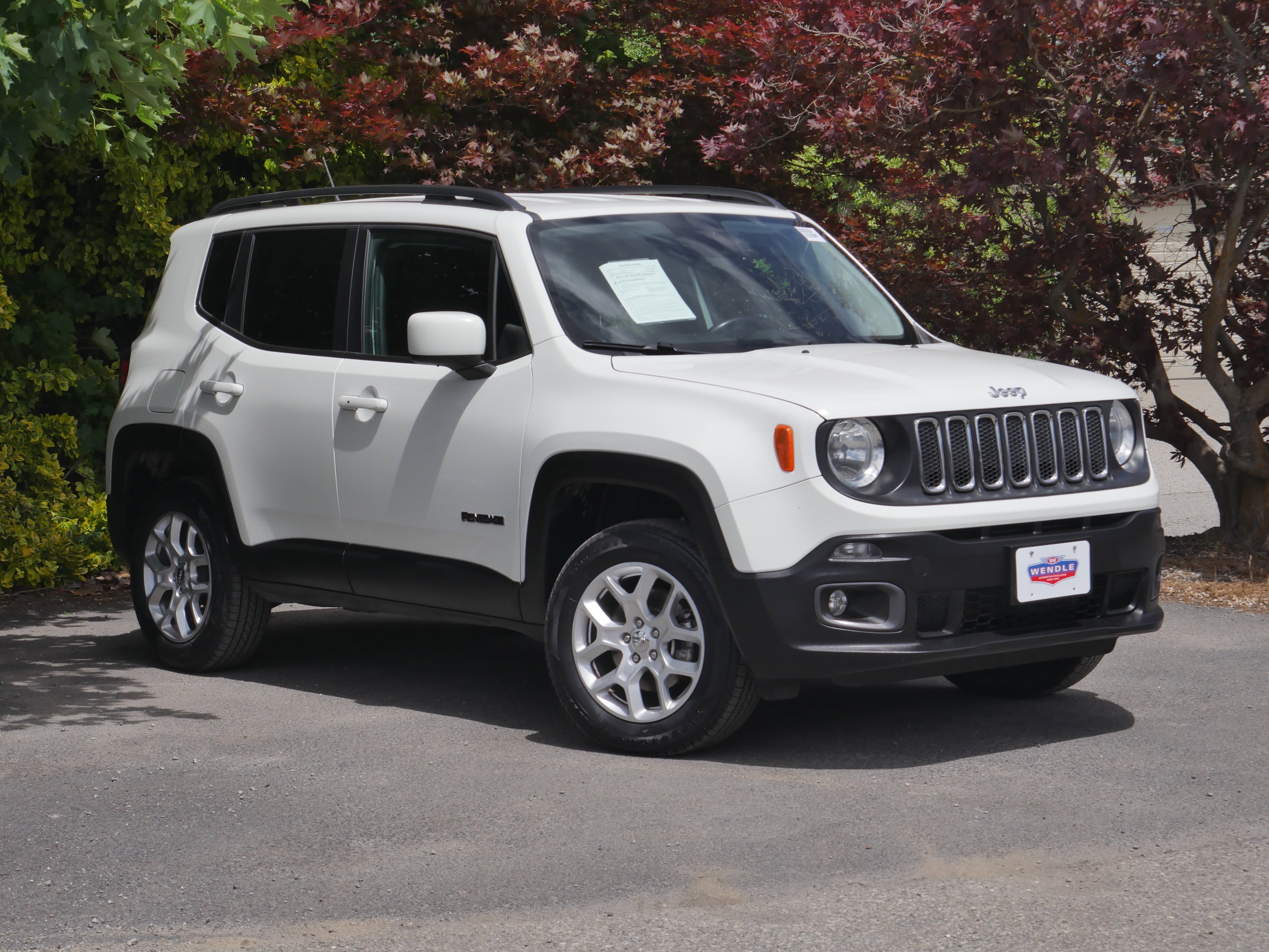 Used 2017 Alpine White Jeep Latitude image 29