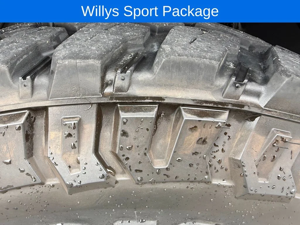 Used 2022 Silver Jeep Sport image 23
