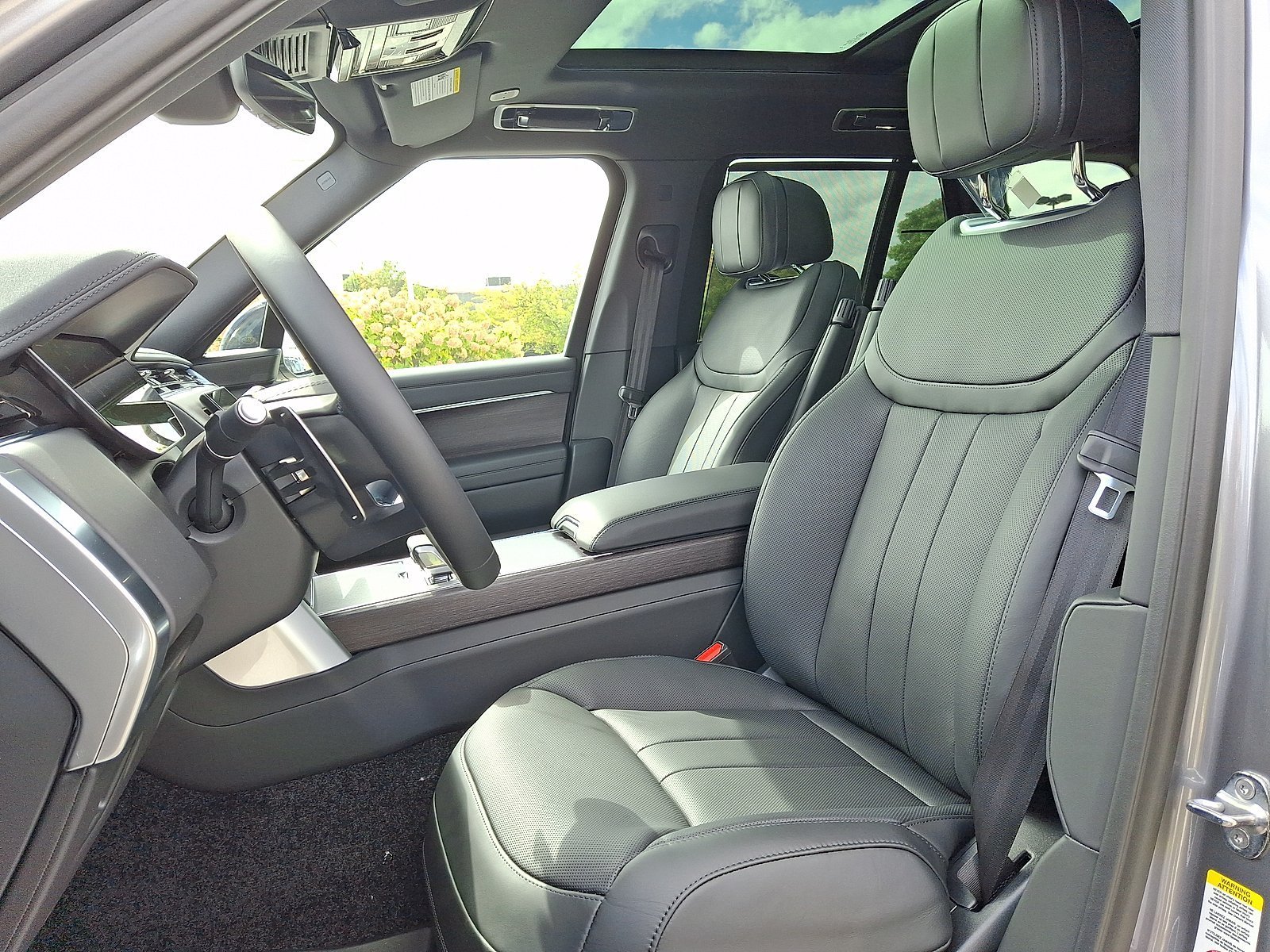 New 2027 Eiger Grey LAND ROVER SE image 9