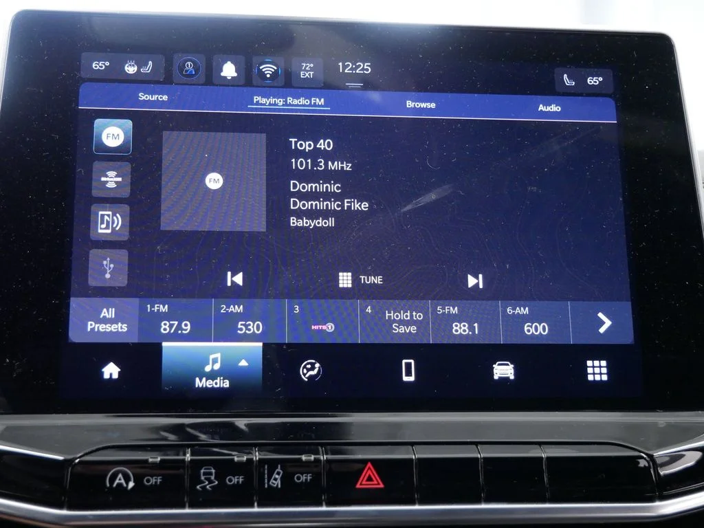 New 2026 Diamond Black Crystal Pearlcoat Jeep Latitude image 23