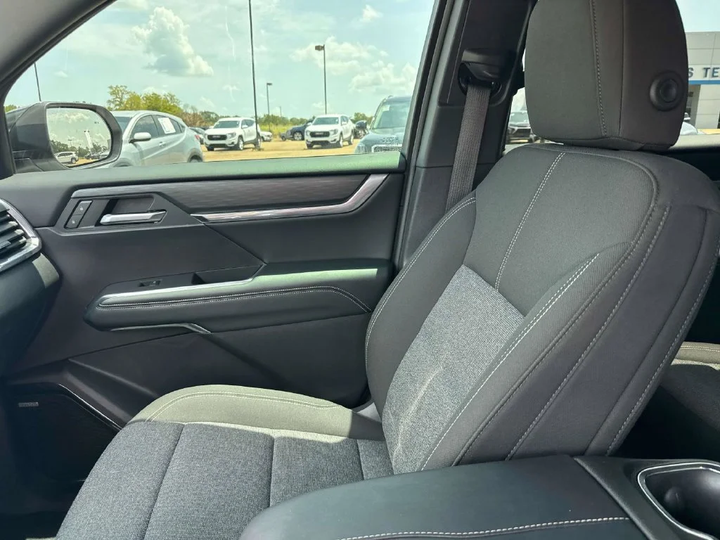 Used 2025 White GMC Elevation image 23