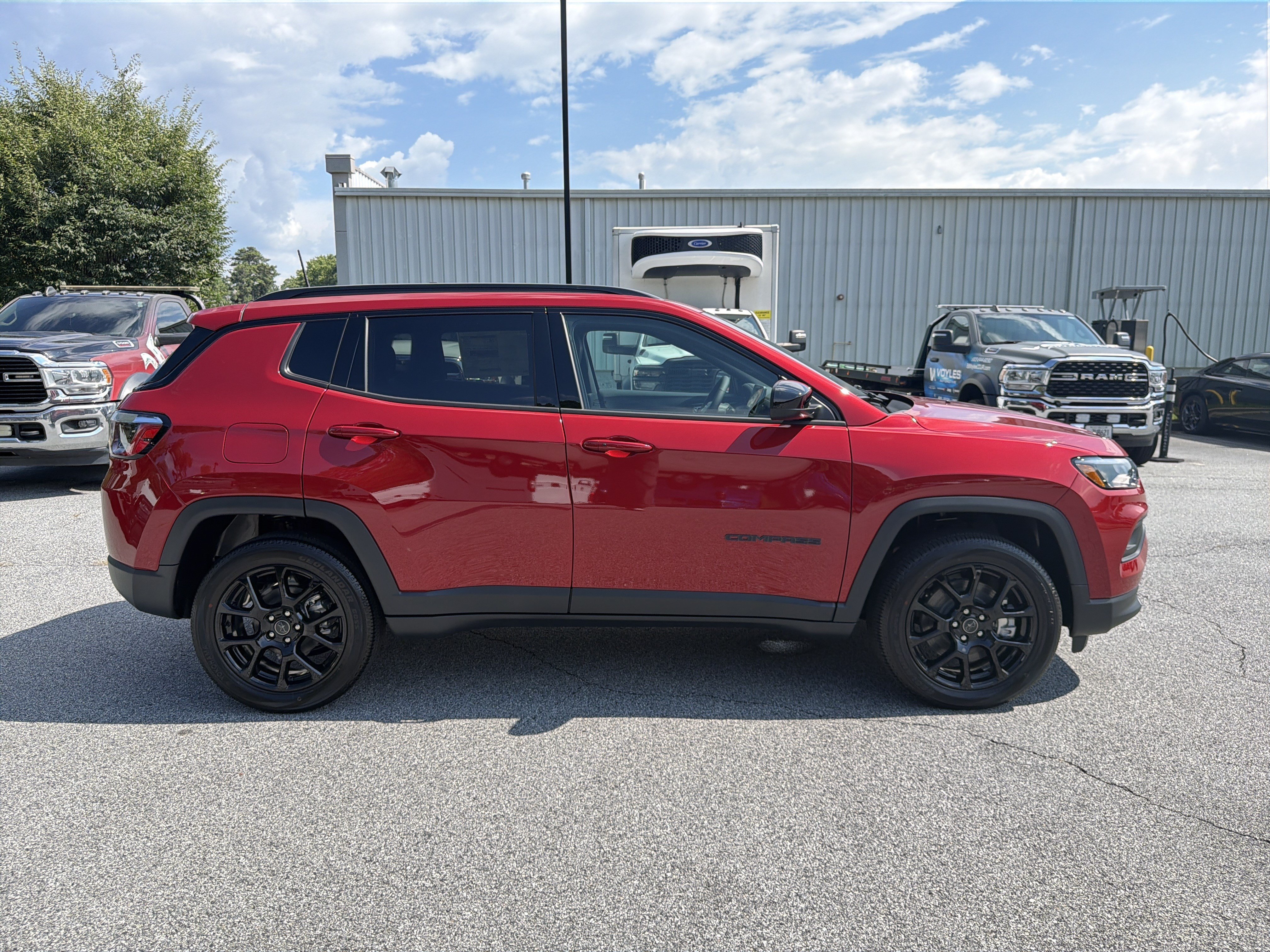 New 2026 Red Hot Pearl-Coat Exterior Paint Jeep Latitude image 9