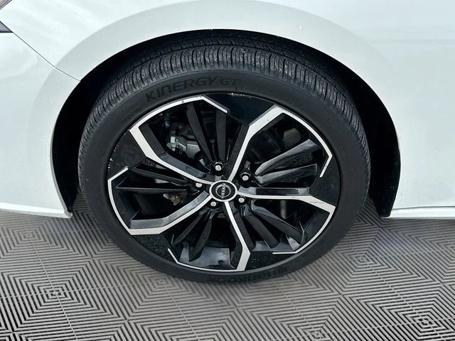 Used 2023 White Nissan 2.5 SR image 28
