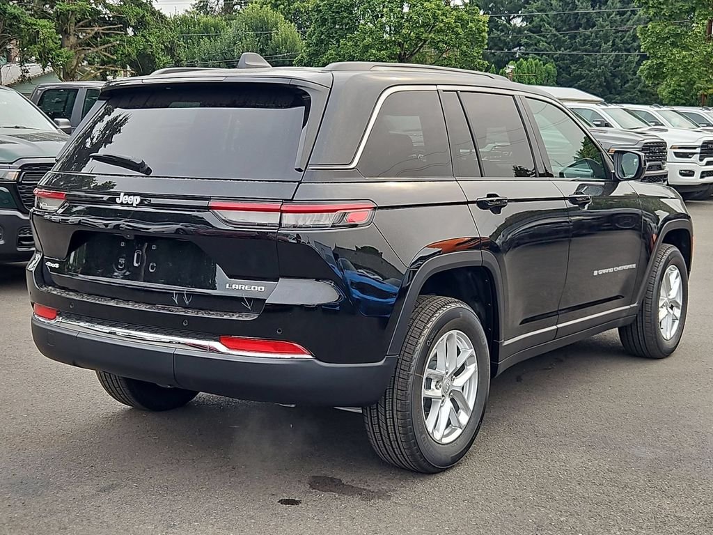 New 2026 Diamond Black Crystal Pearlcoat Jeep Laredo X image 7