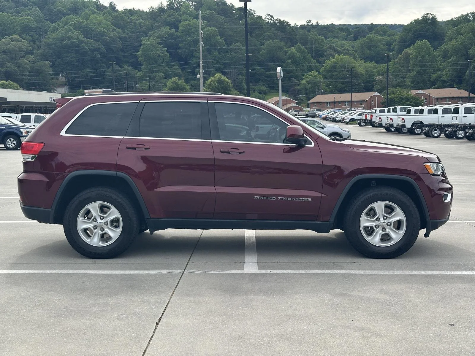 Used 2017 Velvet Red Pearlcoat Jeep Laredo image 8