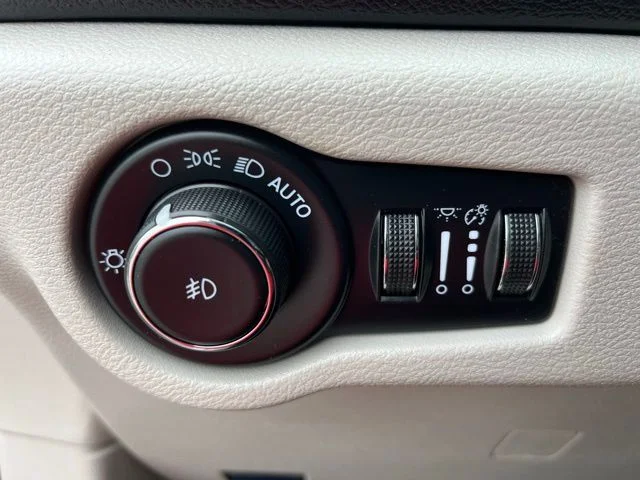 Used 2023 White Chrysler Touring L image 17