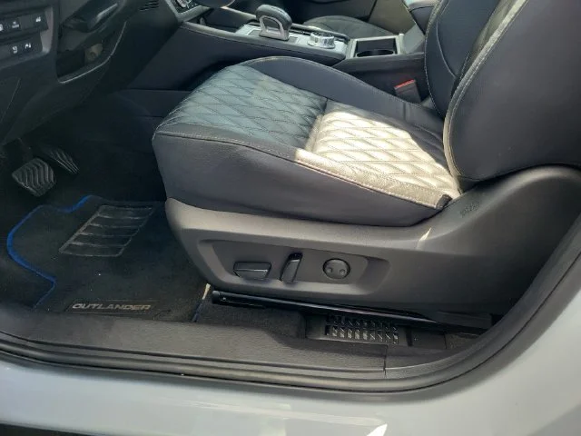 Used 2023  Mitsubishi SEL image 17