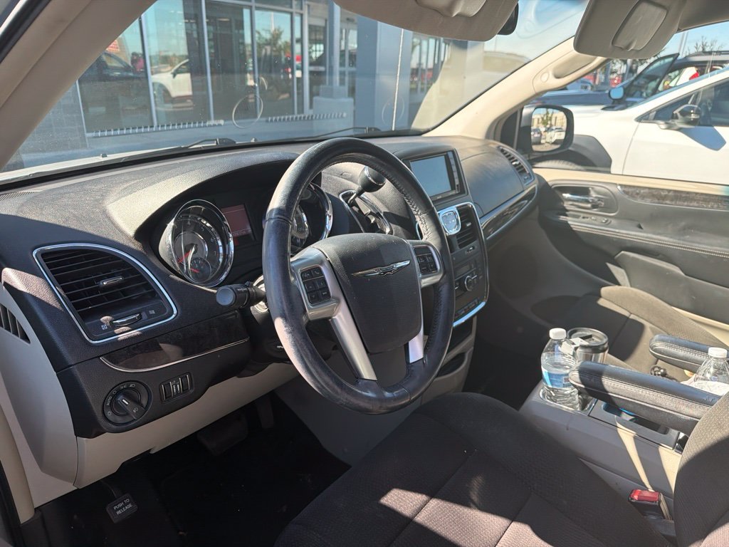 Used 2012 Silver Chrysler Touring image 5