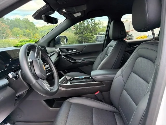 Used 2025 Summit White Chevrolet LT image 27