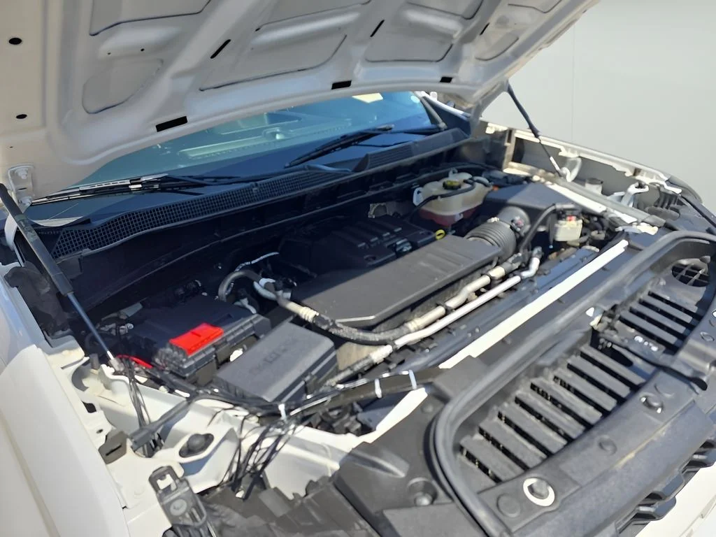 Used 2022 White Chevrolet Custom image 13